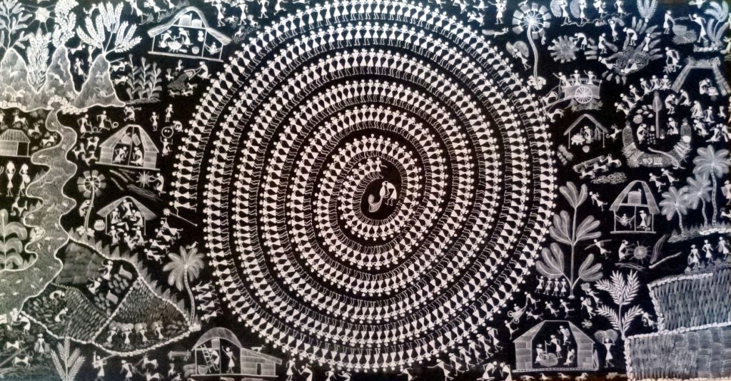 Danse « Warli Tharpa » On la danse habituellement après les moissons (Paddy), du mois d’Août à Novembre. Dans cette danse, les femmes et les hommes dansent ensemble, se tenant les uns les autres par la taille en formant un cercle. C’est une danse de joie autour du lieu de la danse, toutes les autres activités tribales quotidiennes continuent telles que : cuisiner, laver, nettoyer...